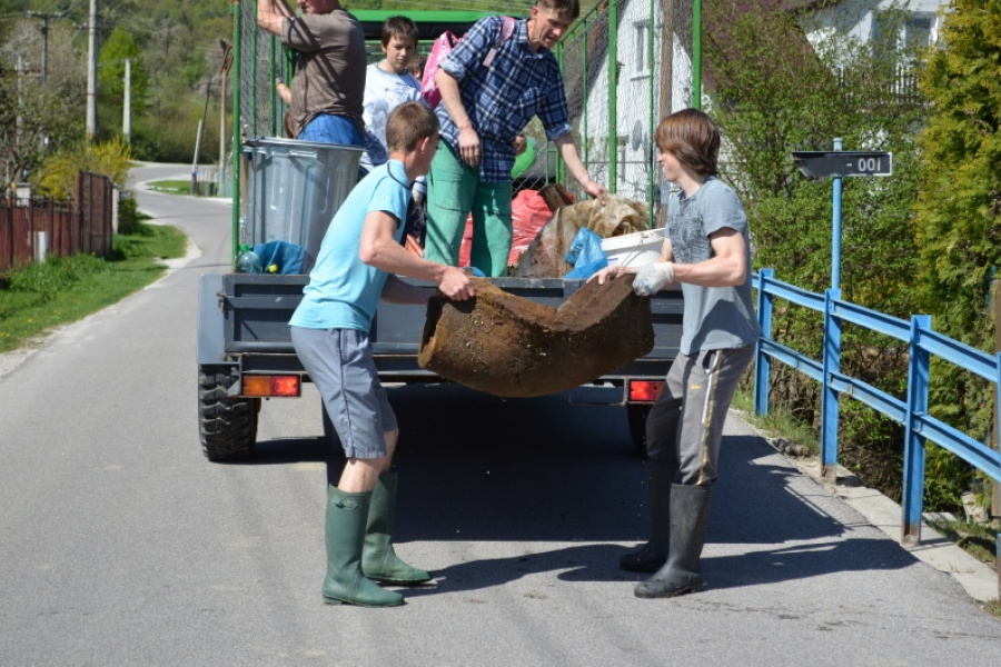 Čistenie obce 28.04.2012