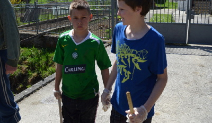 12. fotografia fotogalérie Čistenie obce 28.04.2012