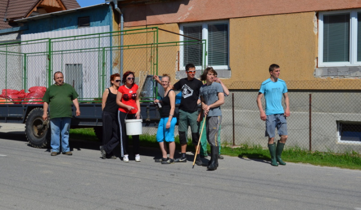 13. fotografia fotogalérie Čistenie obce 28.04.2012