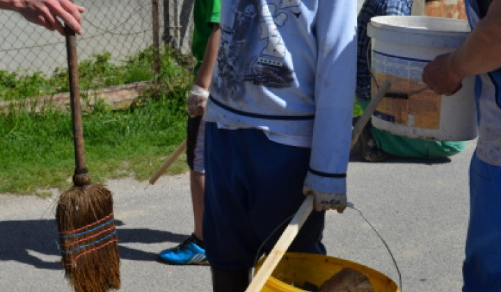 14. fotografia fotogalérie Čistenie obce 28.04.2012