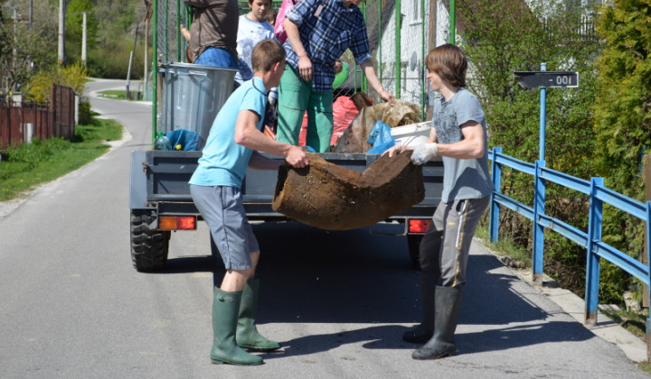 18. fotografia fotogalérie Čistenie obce 28.04.2012