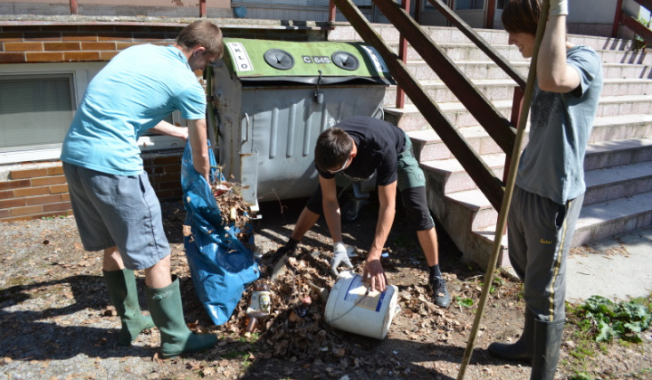 21. fotografia fotogalérie Čistenie obce 28.04.2012