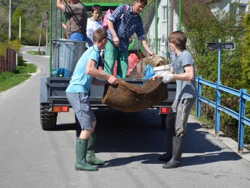 Čistenie obce 28.04.2012